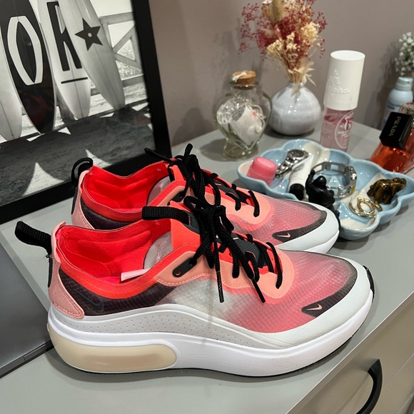 Nike Air Max running shoes - Size 8.5 women - Picture 2 of 4